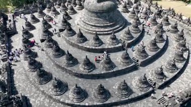 Stupas antik Budist tapınağı Borobudur 'un tepesini süslüyor..