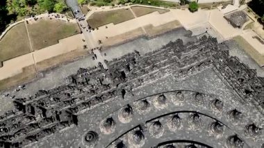 Yogyakarta Java Endonezya 'daki ünlü Borobudur tapınağına yakından bakın. Aydınlık bir günde havadan çekim.