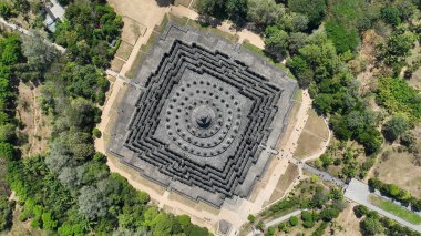 Büyüleyici Borobudur tapınağı yemyeşil Java arazisinden yükseliyor, antik taş terasları Budist aydınlanması ve zamansız Endonezya mirası hakkında hikayeler anlatıyor..