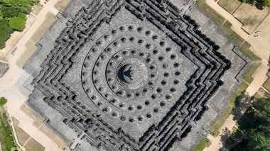 Endonezya 'nın tanınmış turizm merkezlerinden biri olan Borobudur Tapınağı' nın inanılmaz aşağı manzarası.