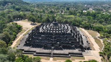 Borobudurs 'un simetrik güzelliği, karmaşık terasları ve sakin merkezi stupası ile yukarıdan gözler önüne seriliyor. Bu UNESCO Dünya Mirası alanı Endonezya mimarisi ve ruhani mirasının bir başyapıtıdır..
