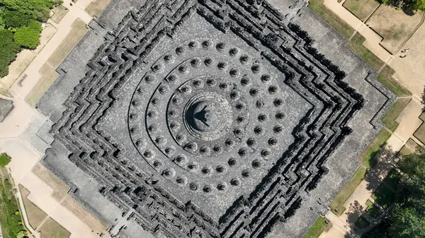 Endonezya 'nın tanınmış turizm merkezlerinden biri olan Borobudur Tapınağı' nın inanılmaz aşağı manzarası.