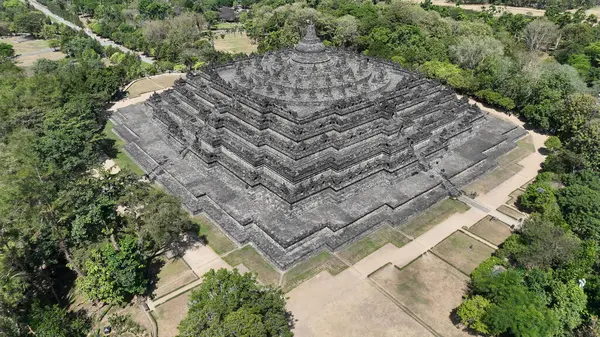 Dünyanın en büyük Budist tapınağı olan görkemli Borobudur 'a şaşılacak bir şey. Cava topraklarından yükseliyor. Karmaşık terasları ve salakları antik aydınlanma hikayeleri anlatıyor..