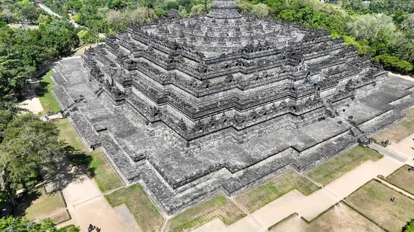 Yogyakarta Java Endonezya 'daki Borobudur Tapınağı. Borobudur Tapınağı Endonezya 'nın en çok ziyaret edilen tapınaklarından biridir..