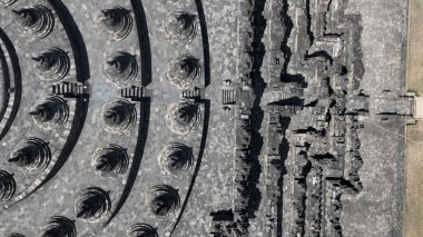 Bu yukarıdan aşağıya perspektif Borobudur 'un mükemmel simetrisini yakalar, sıraların merkezi kubbeyi kuşattığı, bu UNESCO Dünya Mirası Alanını tanımlayan kozmik mandalayı gösteren.