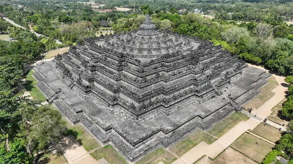 Anıtsal Borobudur, doğa, antik taş işçiliği ve terasları ile dingin bir uyum içinde duruyor ve Budist aydınlanmasının hikayelerini anlatıyor..