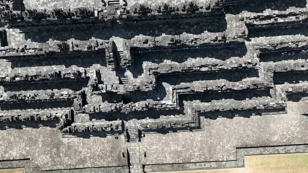 Büyüleyici bir hava manzarası, antik mimari ustalığını sergileyerek dünyanın en büyük Budist tapınağı olan Borobudur 'un geometrik koridorlarını ve karmaşık teraslarını gözler önüne seriyor..