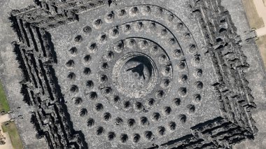 Borobudurs simetrik terasları ve merkezi stupa, dünyanın en büyük Budist tapınağını yukarıdan gösteren uyum ve dengeyi yayar..