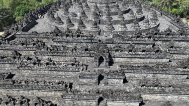 Büyüleyici bir hava manzarası, antik mimari ustalığını sergileyerek dünyanın en büyük Budist tapınağı olan Borobudur 'un geometrik koridorlarını ve karmaşık teraslarını gözler önüne seriyor..