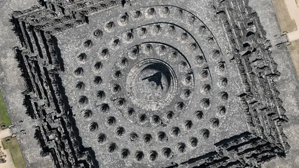 Borobudurs simetrik terasları ve merkezi stupa, dünyanın en büyük Budist tapınağını yukarıdan gösteren uyum ve dengeyi yayar..