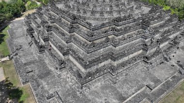 Büyüleyici bir hava manzarası, antik mimari ustalığını sergileyerek dünyanın en büyük Budist tapınağı olan Borobudur 'un geometrik koridorlarını ve karmaşık teraslarını gözler önüne seriyor..