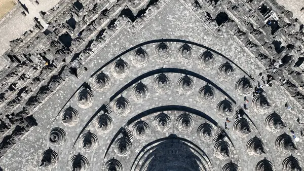 Borobudur 'un nefes kesici hava manzarası ikonik eşmerkezli teraslarını ve stupalarını gözler önüne seriyor, Java' nın kalbindeki karmaşık tasarım ve ruhani geometriyi gözler önüne seriyor..