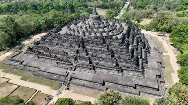 Borobudur 'un tüm ihtişamı yukarıdan geliyor. Yoğunlaştırılmış platformları ve merkezi kubbesi Cava' nın yemyeşil manzaraları arasında aydınlanmaya giden Budist yolunu sembolize ediyor..