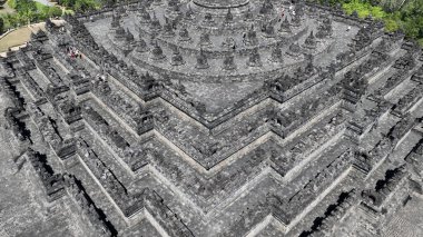 Doğu Java, Endonezya 'daki Borobudur Tapınağı' nın köşesindeki insansız hava aracı görüntüleri..