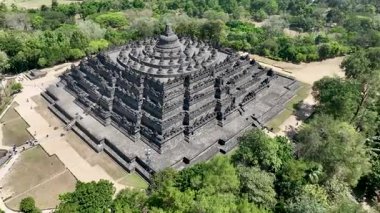 Candi Borobudur Tapınağı etrafında saat yönünün tersine 360 derece dönüş - üç bölümün üçüncüsü.