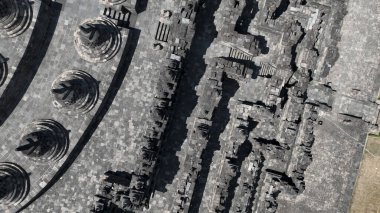 Yakın plan hava görüntüsü Borobudur teraslarının karmaşık taş işçiliğini ve geometrik hassasiyetini gözler önüne seriyor, manevi sembolizm ve mimari dehanın tapınak uyumunu gözler önüne seriyor..