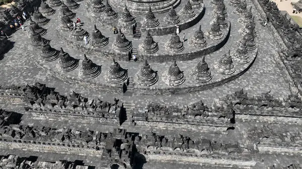 Borobudur görkemli üst terasları, çan biçimli stupalarla taçlandırılmış, mükemmel bir simetriyle yükseliyor, Endonezya 'nın ruhani ve kültürel mirasına ilham verici bir ahit..