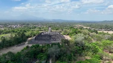 Borobudur Tapınağı ve Mount Merapi dron kadeh Doğu Java, Endonezya arka planda çarpıcı.