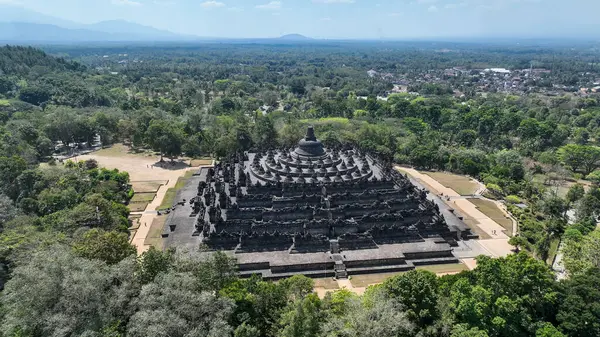 Dünyanın en büyük Budist tapınağı olan Borobudur 'un nefes kesici hava manzarası, bereketli Java ormanından görkemli bir şekilde yükseliyor. Antik anıtlar ikonik katlar ve merkez stupa yeryüzüne hakim..