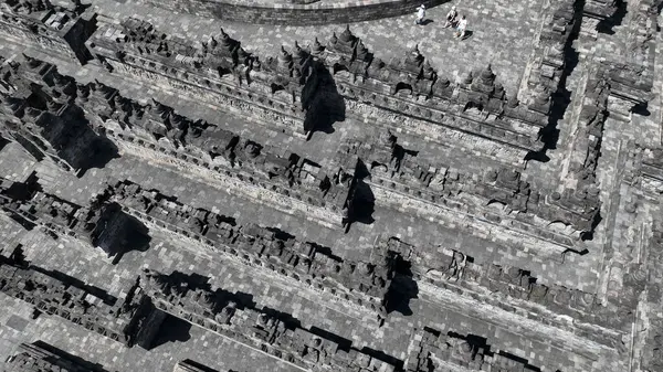 Büyüleyici bir hava manzarası, antik mimari ustalığını sergileyerek dünyanın en büyük Budist tapınağı olan Borobudur 'un geometrik koridorlarını ve karmaşık teraslarını gözler önüne seriyor..