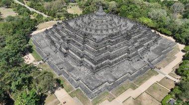 Yogyakarta Java Endonezya 'daki Borobudur Tapınağı. Borobudur Tapınağı Endonezya 'nın en çok ziyaret edilen tapınaklarından biridir..