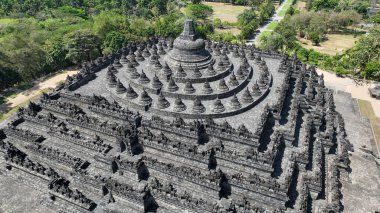 Dünyanın en büyük Budist tapınağı olan Borobudur 'un karmaşık terasları ve stupaları verimli Java manzarasından görkemli bir şekilde yükseliyor..