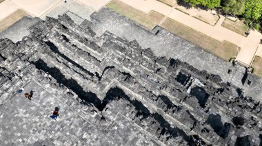 Borobudur 'un hava ayrıntıları, antik Budist tapınağının karmaşık taş işçiliğini ve geometrik düzenini gözler önüne seriyor..