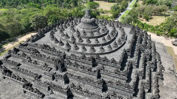 Dünyanın en büyük Budist tapınağı olan Borobudur 'un karmaşık terasları ve stupaları verimli Java manzarasından görkemli bir şekilde yükseliyor..
