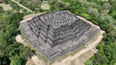 Borobudur 'un geometrik mükemmelliği bu drone çekiminde, tapınakların devasa taş yapısını ve kutsal mimari ile çevreleyen yeşillik arasındaki uyumu vurguluyor.