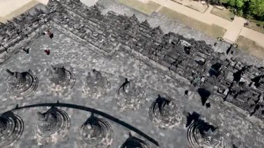 İçinde Buda 'nın olduğu bir sürü çan. Yogyakarta 'daki Borobudur Tapınağı, Java, Endonezya.