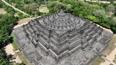 Yogyakarta Java Endonezya 'daki ünlü Borobudur tapınağına yakından bakın. Aydınlık bir günde havadan çekim.