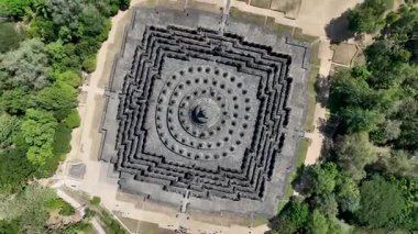 Endonezya 'nın tanınmış turizm merkezlerinden biri olan Borobudur Tapınağı' nın inanılmaz aşağı dönüm manzarası.