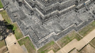 Çarpıcı bir hava manzarası Borobudur 'un karmaşık köşesini yakalar, yukarıdan etkileyici taş işçiliği ve geometrik hassasiyeti gözler önüne serer..