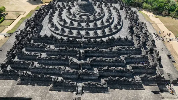 Borobudur 'un tüm ihtişamı yukarıdan geliyor. Yoğunlaştırılmış platformları ve merkezi kubbesi Cava' nın yemyeşil manzaraları arasında aydınlanmaya giden Budist yolunu sembolize ediyor..