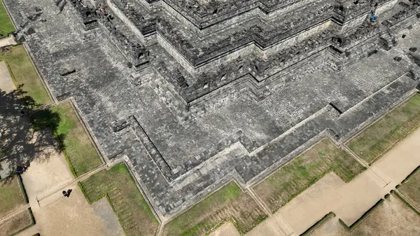 Çarpıcı bir hava manzarası Borobudur 'un karmaşık köşesini yakalar, yukarıdan etkileyici taş işçiliği ve geometrik hassasiyeti gözler önüne serer..