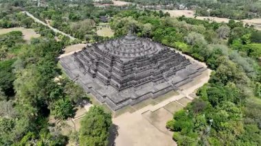 Dünyanın en büyük Budist tapınağı olan görkemli Borobudur 'a şaşılacak bir şey. Cava topraklarından yükseliyor. Karmaşık terasları ve salakları antik aydınlanma hikayeleri anlatıyor..