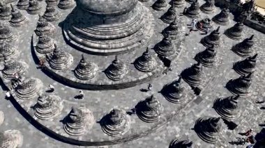 Havadan bakıldığında, ana büyük stupanın etrafında, merkezi yapının detaylı bir şekilde kapatılmış taş çıkıntıları görülüyor. En büyük stupa etrafında benzersiz stupa düzeni vurgulanmıştır.