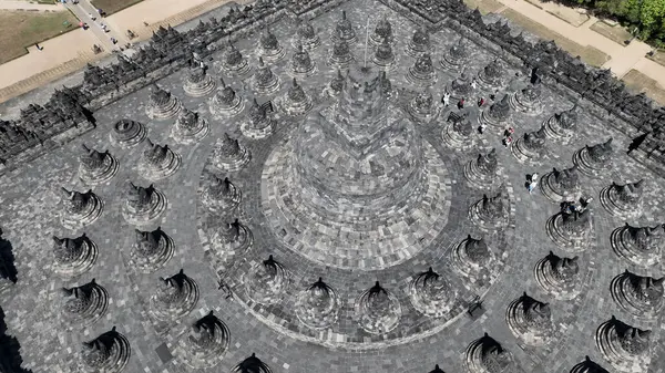 Nirvana 'ya giden Budist yolu sembolize eden ikonik merkezi stupanın sayısız küçük stupanın üzerinde yükseldiği görkemli Borobudur' a hayret..