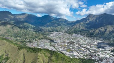 Sembalun Vadisi 'nin nefes kesici hava manzarası, yama alanlarının dramatik volkanik tepelerin altında gerildiği yer. Benzersiz manzara Lombok 'un tarım merkezini gözler önüne seriyor..