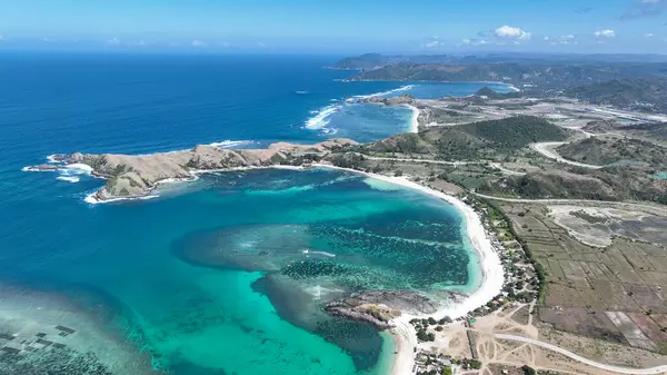 Çarpıcı kıyı şeridi, Lombok 'un bu hava çekiminde bereketli tepeler ve turkuaz denizle karşılaşıyor. Dramatik manzara keşfi ve huzurlu anları davet eder..