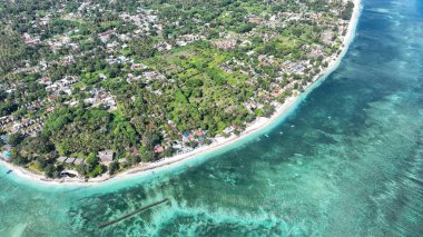 Sahilden arka plan olarak. Turkuaz su arka planı. Havadan gelen yaz deniz manzarası. Endonezya 'daki Bali Adası. Seyahat resmi