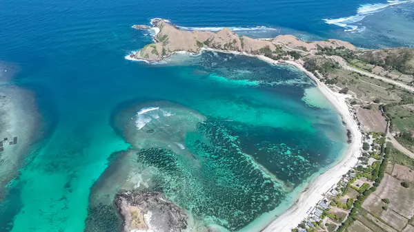 Beyaz kumsalın tropikal manzarası. Deniz kıyısı mercan resifi, mavi ve turkuaz deniz manzarası. Mavi lagünlü doğa manzarası.