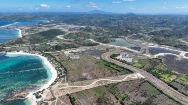 Kuta Mandalika, Lombok, Endonezya 'daki büyüleyici Kuta Sahili veya Pantai Kuta' nın insansız hava aracı görüntüsü.