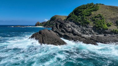 Rocky okyanus kıyısı panoramik manzara, Tanjung Aan, Lombok.