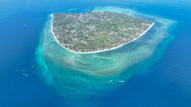 Göz kamaştırıcı kuş bakışı Gili Air. Adalar yuvarlak kıyı şeridi kristal berrak okyanusla birleşir. Bu cennet gibi Endonezya 'nın varış yeri. Sakin atmosfer, canlı deniz yaşamı ve doğal güzellik..