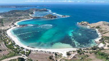 Lombok Adası, Endonezya 'daki Tanjung Aan Sahili' nin havadan görüntüsü. Turkuaz su, beyaz kum ve yuvarlanan tepeler rahatlama ve macera için mükemmel bir tropik cennet yaratır..