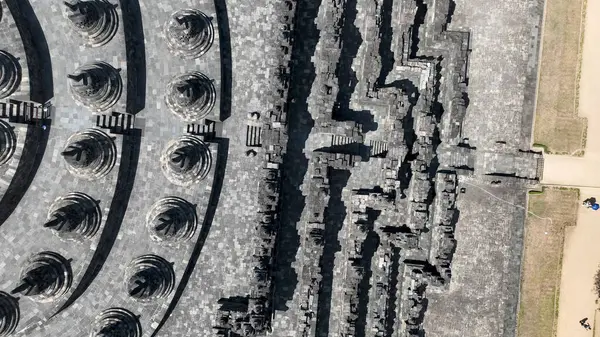 Yukarıdan aşağıya, Java Adası 'ndaki tapınağın fotoğraf kısmı..