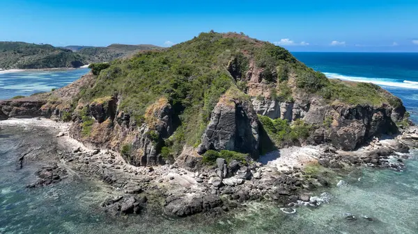 Hava manzaralı dramatik uçurumlar ve Lombok sahilinde turkuaz deniz ve beyaz plajlarla çevrili yemyeşil bir tepe. Macera ve rahatlama için mükemmel bir yer..