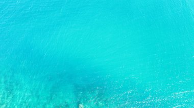 Yumuşak dalgalı kristal berrak turkuaz deniz, seyahat, tatil ve tropikal doğa temaları için ideal..