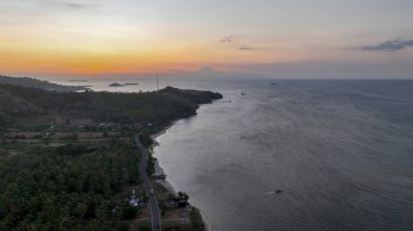 Lombok Adası 'ndaki Senggigi sahilinde günbatımının panoramik görüntüsü.